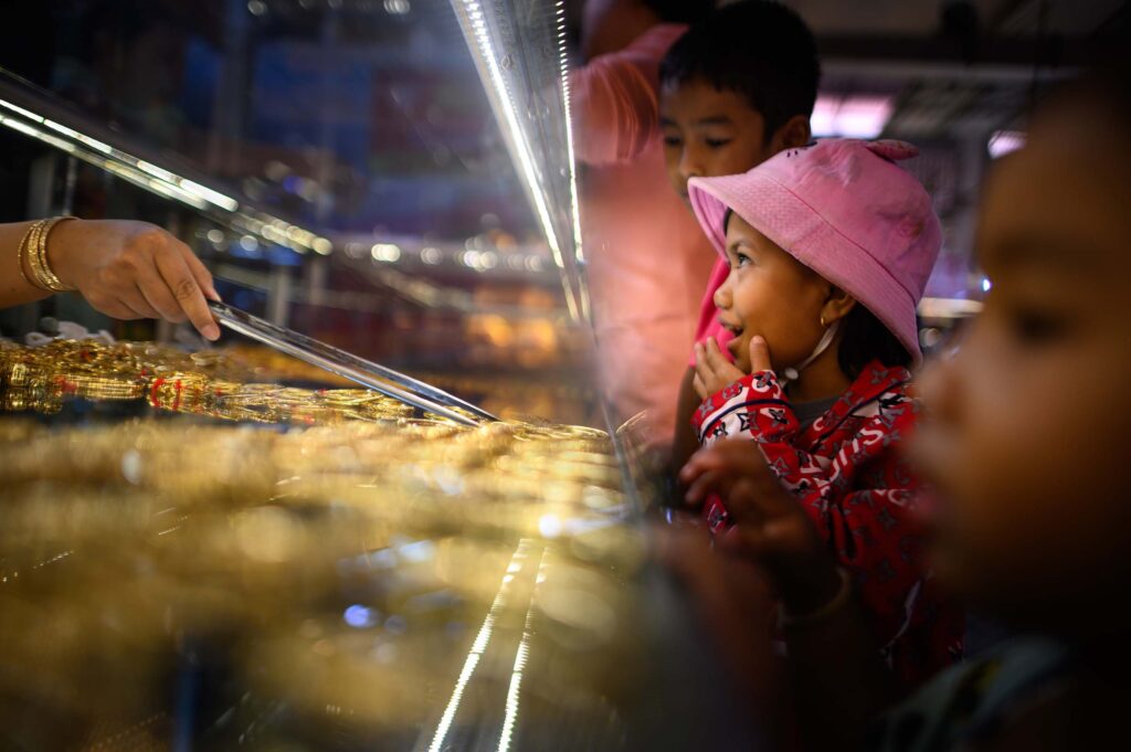 smiles at the market, Siem Reap